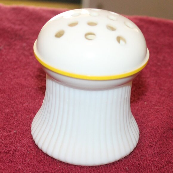 Vintage Buttercup Flower Holder - Picture 3 of 4